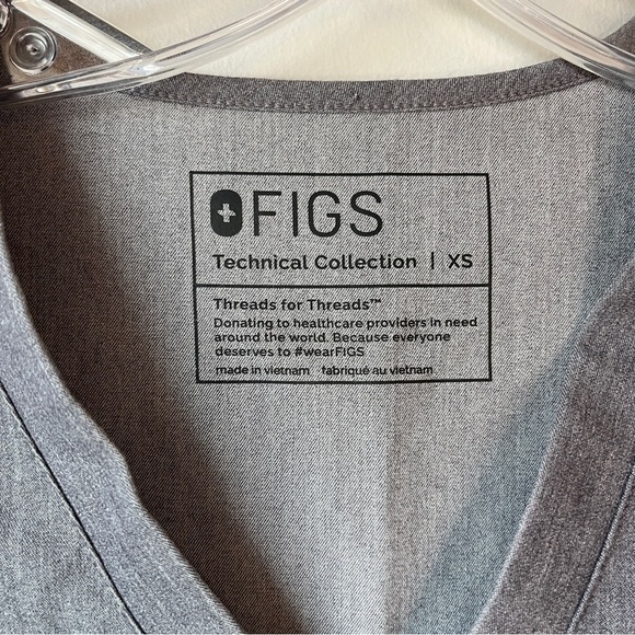 FIGS Technical Collection Grey V-Neck Pocket Short Sleeve Scrub Top - Picture 7 of 7